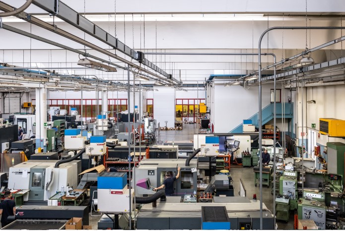 GMG SRL Hitech Officina Meccanica - Overview of machinery for processing metal materials including CNC systems and lathes
