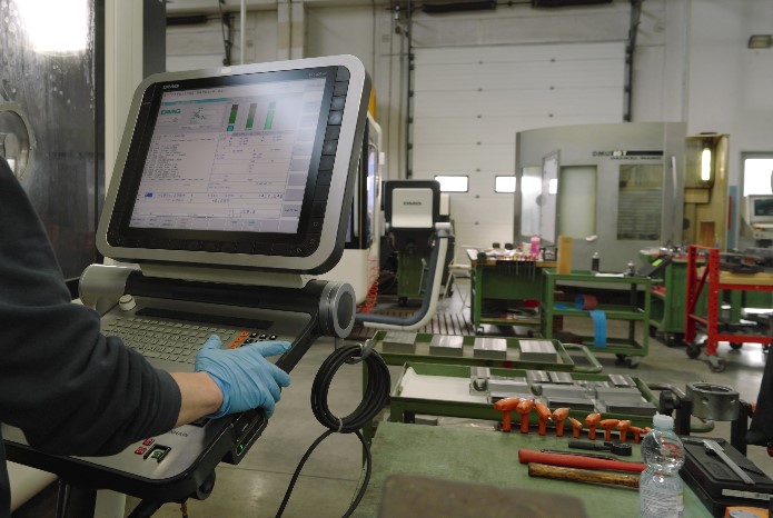 GMG SRL Hitech Officina Meccanica - Image of precision machining with file for finishing a mechanical component